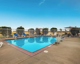 Affordable Stay at Knights Inn Bunkie! Pool, Free Parking, Free Breakfast - Bunkie - Piscina