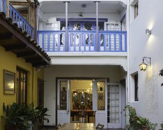 Hostal Rio Amazonas - Santiago - Building