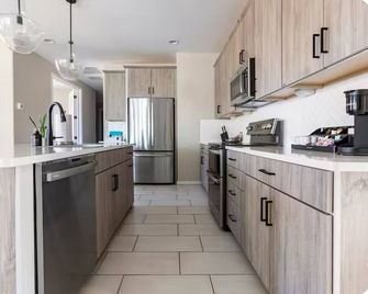 Forget your worries in this spacious and serene space. - Casa Grande - Küche