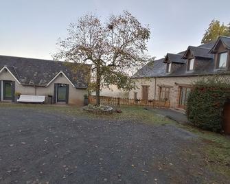 Comfortable country house (linen / internet / air conditioning) 5 minutes from the A20 motorway - Donzenac - Edificio