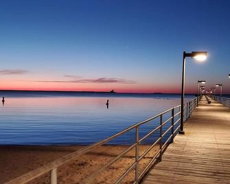 Beautifully renovated 5-bedroom Cape Cod home great for larger gatherings. - Harbor Beach - Beach