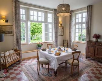 Clerval Maison d'hôtes et Gîtes - Dragey-Ronthon - Comedor