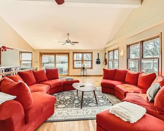 Massive 5BR, 4-level 3k+sqft House, PokerRoom,PoolTable, Darts, Bowling,Grill - Lake Zurich - Sala de estar