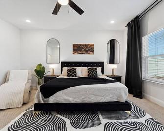 5min DT Luxe House with Game Room, Arcades, Billiards, Foosball, Washer/Dryer - Dallas - Bedroom