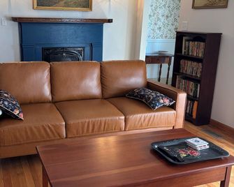 Newly Renovated Historic Ohio Riverfront Home in South Point, Near Huntington - South Point - Huiskamer