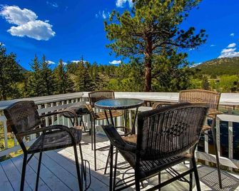 SALE! Cute cabin w/ views, deck. Minutes to park - Estes Park - Balkon