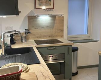 1-room apartment, 3, in the city center with secure parking space - Saint-Jean-de-Luz - Küche