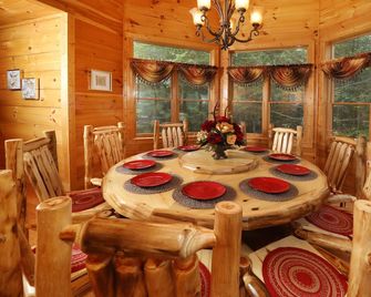 Majestic Manor - Five Bedroom Cabin - Wears Valley - Dining room