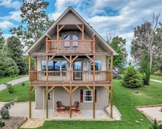 Wilkes County Western NC 3br Cottage with Hot Tub! - Boomer - Building