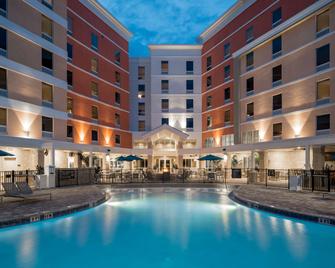Home2 Suites by Hilton Cape Canaveral Cruise Port - Cabo Cañaveral - Piscina