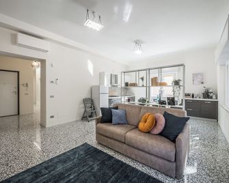 Altalena sulla piazza, un affaccio d'eccezione - Modena - Wohnzimmer