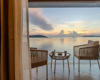 Salt Life - A Ocean Front Property - Port Blair - Balcón
