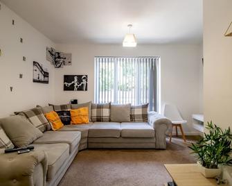 Pass the Keys Stunning Newcastle Home - Whickham - Living room