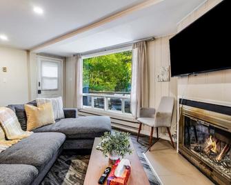 Muskoka cottage on stunning lakefront - Windermere - Dwight - Sala de estar