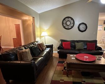 Sweet Home Madison-A Huntsville Connection - Madison - Living room