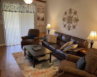 Gem Of Lake Marion! Beautiful 3 Bedroom With King Beds, Hd & Internet - Poinciana - Sala de estar