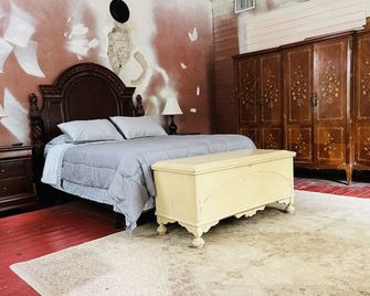 UP ON MAIN - a charming historic apartment in the heart of Eureka Springs - Eureka Springs - Habitación