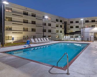 كانتري إن & سويتس - أتلانتا إيربورت ساوث - أطلنطا (جورجيا) - حوض السباحة