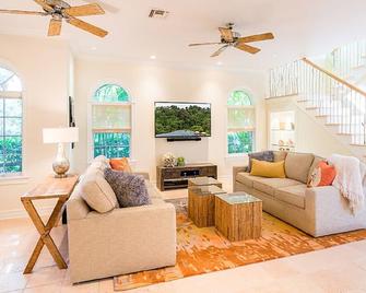 Waterfront Pink House with Private Dock & Pool - Captiva - Sala de estar