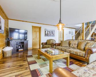 Luxury Lake Log Cottage With Hot Tub and Fire Place - Buckhorn - Sala de estar