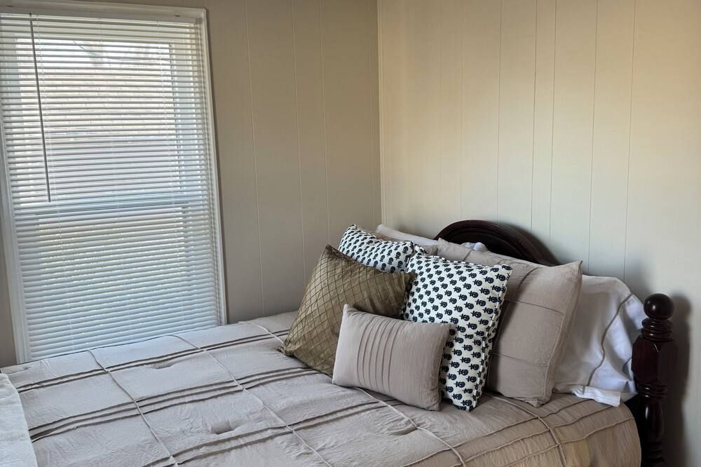 Charming 1-bedroom house with WiFi, AC in welcoming Ottumwa