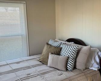 Charming 1-bedroom house with WiFi, AC in welcoming Ottumwa - Ottumwa