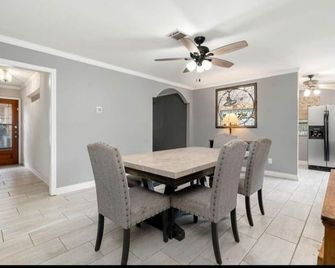 Room in house close to Hobby airport Houston - Houston - Jadalnia