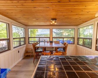All season Cottage with 3 decks + sun room - Huntsville - Dining room