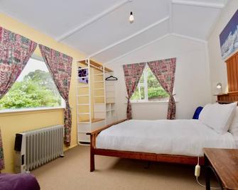 Waragil Cottage - Original Settler's Home - Quaint Original Homestead with Modern Kitchen Bathroom - Blackheath - Bedroom