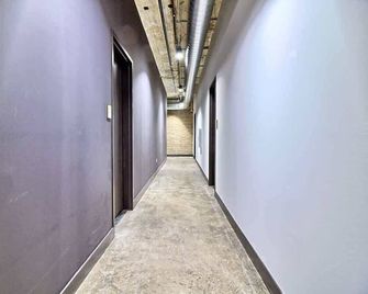 Chic Ultramodern Loft Suite w/ Designer Features - St. Louis - Chodba