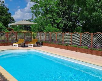 Beautiful old barn with a private swimming pool in Dordogne - La Rochebeaucourt-et-Argentine - Piscina