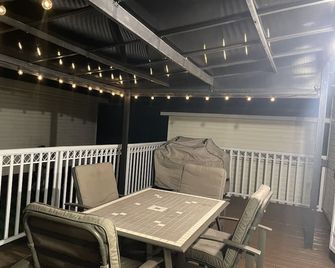 Delightful 3 bedroom cottage in Sherkson Shores beach Retreat! - Port Colborne - Balcón