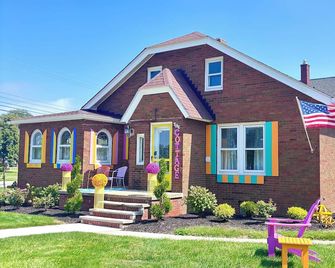 Lakefront Paradise: Charming 2BR Home with Lake Views - Walk to Beach! - Lorain - Edificio