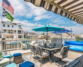 Lagoon Living! 3-bedroom house with AC, WiFi in peaceful Beach Haven West - Manahawkin - Balcony