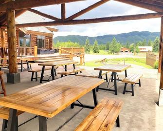 Rustic 1 bedroom, 1 bath, 2 minutes from the West Glacier Park - West Glacier - Patio