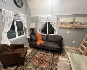 Quaint cozy cabin getaway near Hatcher Pass, Clear Night Cabin A - Wasilla - Living room