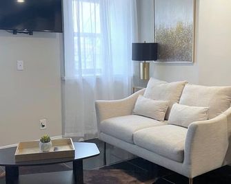 Modern 1br Apt W/ Private Deck! W/D - Albany - Living room