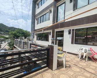 Jace's Travellers Inn - El Nido - Balkon