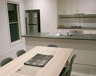 Comfortable 3-bedroom home with two car garage - Ballarat - Dining room