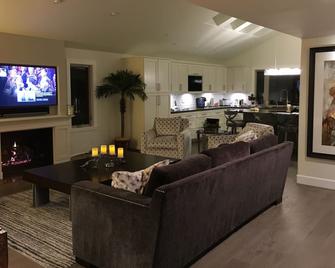 Calabasas Family Home - Calabasas - Living room