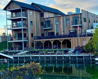 Inn Between Waterfront Cabins - Indian River - Building