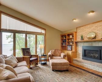 Sandy Beach Family Getaway w/ Fire Pit & Deck! - Alexandria - Obývací pokoj