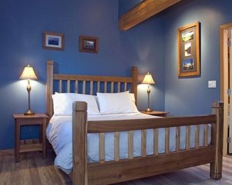 900 yards from South Chestermans Beach: Tranquil Accommodations - Tofino - Спальня