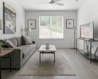 Landing at Crestline - Birmingham - Salon