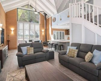 Sea Breeze Villa - Busselton - Living room