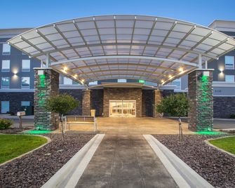 Holiday Inn & Suites Decatur-Forsyth By IHG - Decatur - Budova