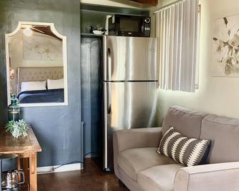 Villa E - a cozy studio in the heart ️ of downtown Palm Springs! - Palm Springs - Wohnzimmer