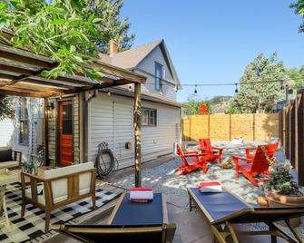 Alpine Victorian Vacation Rental - Lyons - Patio