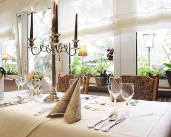 Double room, shower / WC, standard - Hotel zur Post - Deudesfeld - Restaurant