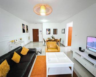 Beautiful 3-Bed Apartment in Kilamba - Luanda - Luanda - Sala de estar